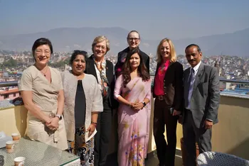 Esperanza Dias, leder av Pandemi senteret ved UiB, Bernadette Kumar, Hanne FH, Dekan Professor Dibya Singh Shah, Jeanette H. Magnus, Ingeborg Haavardsson og Dr. Saroj P. Ojha p? Tribhuvan Universitet i Kathmandu.
Vi hadde ogs? gleden av ? m?te Torun Dramdal, Norges ambassad?r i Nepal. Hun fortalte om Ambassadens initiativ og й_й-Ƽsprosjekt. Hun var imponert over aktivitetene og spesielt interessert i det planlagte й_й-Ƽet relatert til Women in Global Health. P? tur til Dhulikhel stoppet vi i Bhaktapur, et UNESCO World Heritage Site. Byen er fra det 12 ?rhundre og ble skadet i jordskjelvet i 2015 og Norge har bist?tt inn i restaureringsarbeidet.
Les reisebrevet fra Nepal-turen av Jeanette H. Magnus.