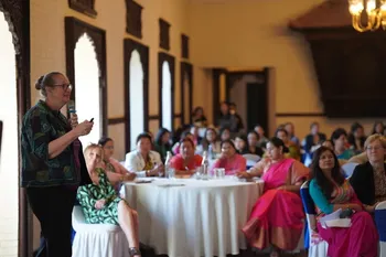 Jeanette H. Magnus snakker om kvinner og ledelse for de over 70 deltagere p? Womens Careers and Empowerment in Global Health konferanse i Kathmandu.